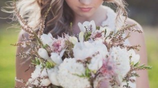 Стильная прическа с цветами и диадемой фото