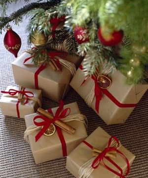 Новогодняя упаковка подарков своими руками: 25 идей с крафт-бумагой