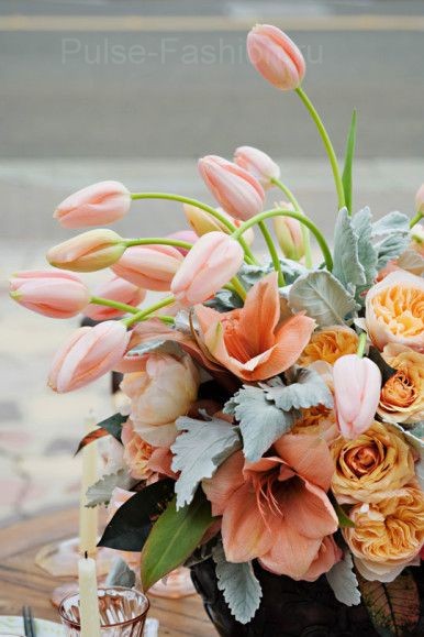 свадебный весенний букет из тюльпанов